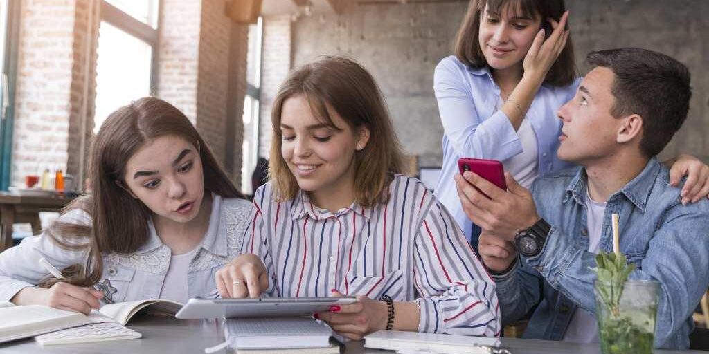 students-doing-homework-cafe-min Best institute to prepare GOETHE Exam in Pune